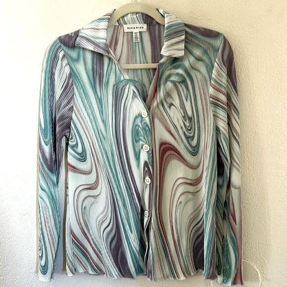 NWOT Rio & Rian Top Blouse Plissed Fabric Enamel Buttons Size Small Long Sleeve - Picture 1 of 7